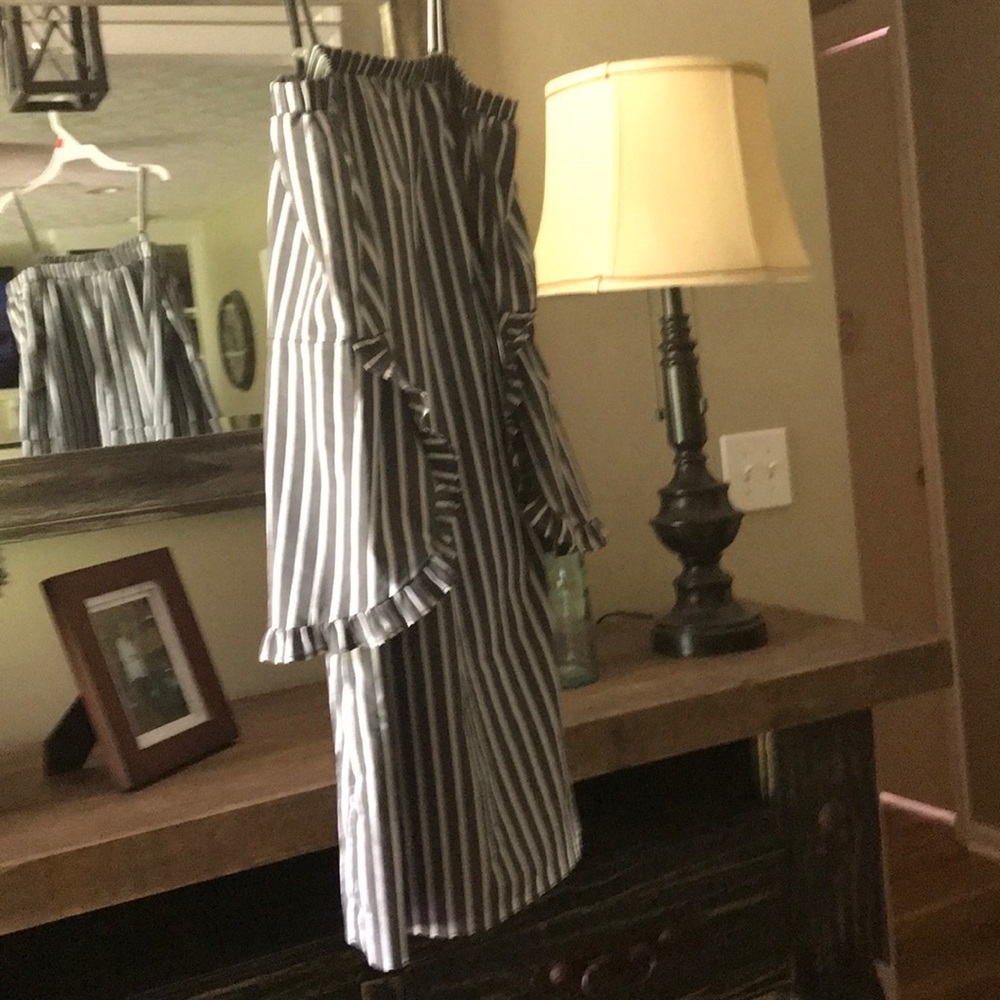 Gray and white of the shoulder dress